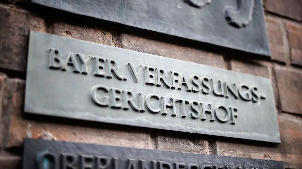 Der-Schriftzug-Bayer-Verfassungsgerichtshof-ist-auf-einem-Schild-am-Bayerischen-Verfassungsgerichtshof-zu-sehen