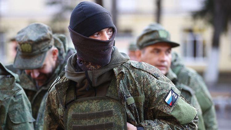 Mobilisierte Soldaten auf einem Foto der russischen Staatsagentur Tass. "Ich denke, dass die ersten Soldaten aus dieser Mobilisierungswelle vor allem dazu dienen, Ausfälle zu kompensieren", sagt Philipp Eder.