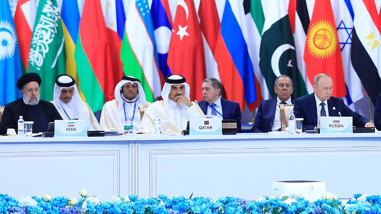 Katars Emir Tamim bin Hamad Al Thani sitzt auf der CICA zwischen Irans Präsident Ebrahim Raisi (links) und Russlands Machthaber Wladimir Putin.
