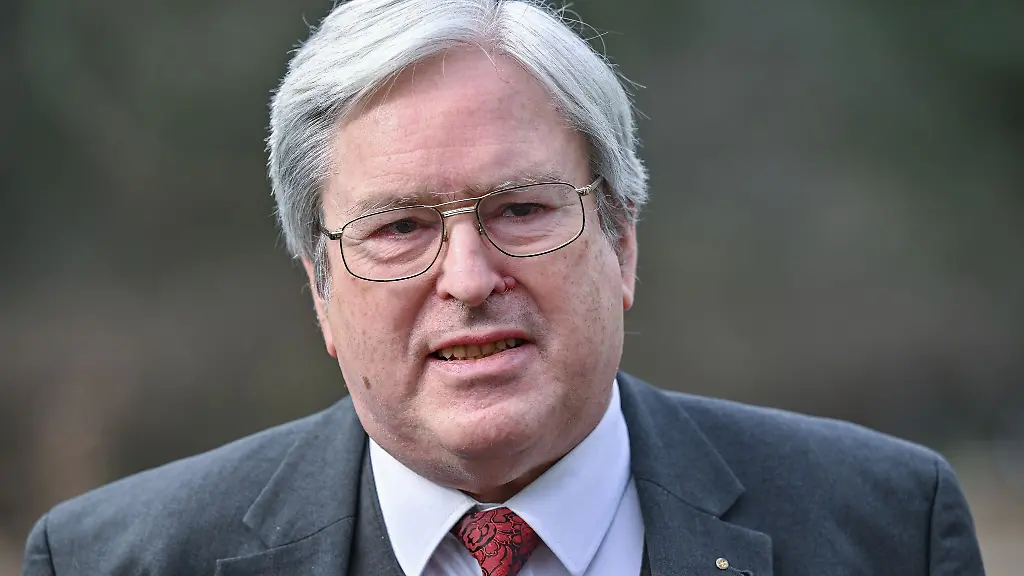 Joerg-Steinbach-SPD-Wirtschaftsminister-von-Brandenburg-nimmt-an-einer-Pressekonferenz-von-ArcelorMittal-Eisenhuettenstadt-GmbH-teil-Nach-der-EU-Freigabe-fuer-eine-Foerderung-von-klimaneutraler-Stahlproduktion-bei-Arcelor-Mittal-am-Standort-Eisenhuettenstadt-arbeitet-das-Unternehmen-an-naechsten-Transformationsschritten