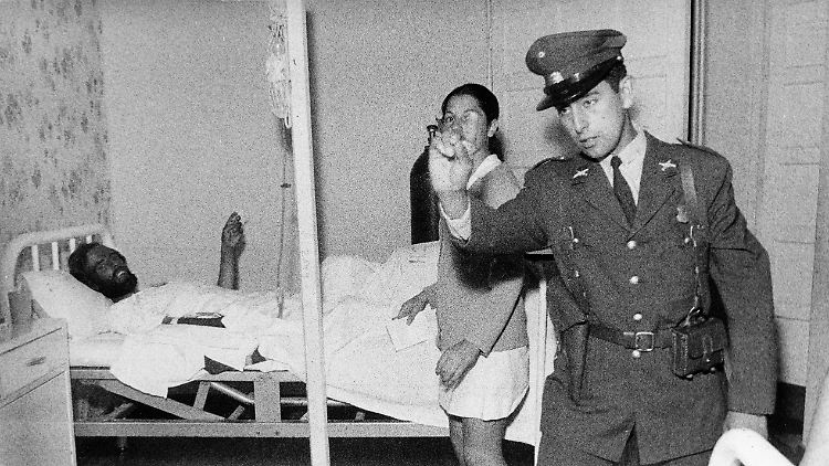 Ein Überlebender des Fluges 571 wird in einem Krankenhaus versorgt.