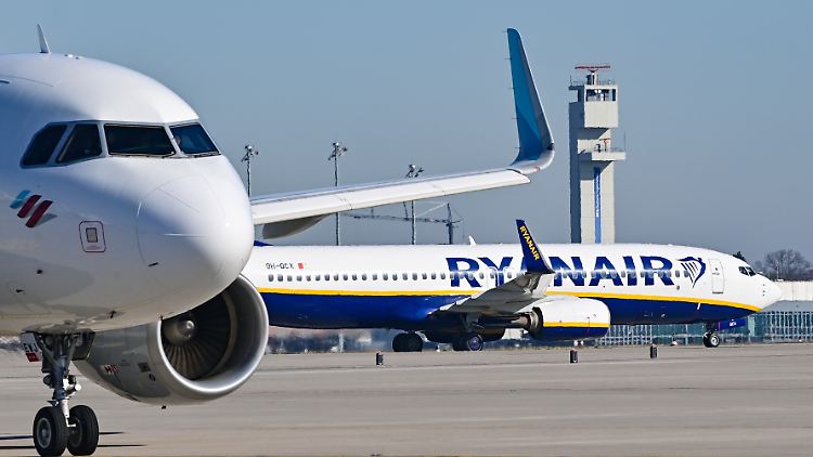 In Zukunft wird dieses Ensemble seltener zu sehen sein: eine Ryanair-Maschine am Flughafen BER.