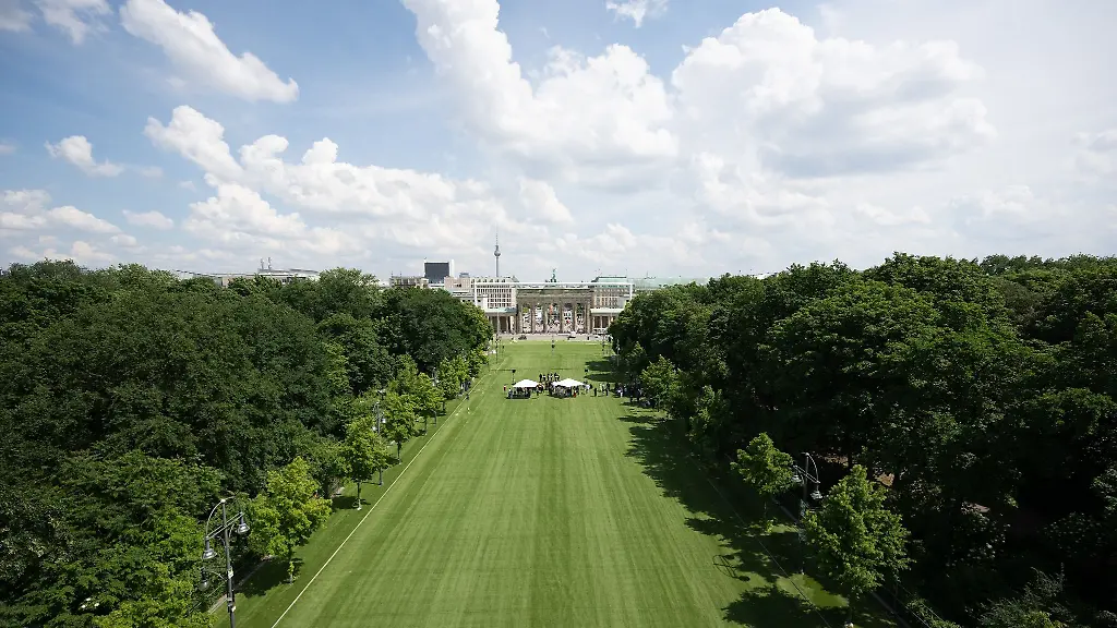 Zelte-stehen-waehrend-einer-Pressekonferenz-zu-den-Fanzonen-bei-der-Fussball-Europameisterschaft-2024-rund-um-das-Brandenburger-Tor-auf-der-mit-Kunstrasen-ausgelegten-Fanmeile