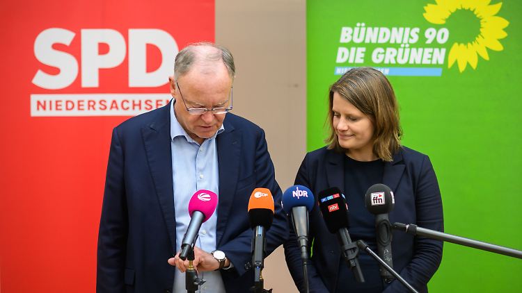 Niedersachsens SPD-Ministerpräsident Stephan Weil  und Julia Willie Hamburg von den Grünen kündigen Koalitionsverhandlungen an.