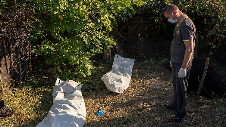 Zur Ermittlung von Kriegsverbrechen werden in der Ukraine, wie hier im befreiten Dorf Hrakove, Leichen exhumiert und untersucht.