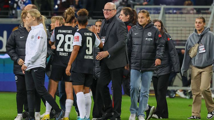 Nach 30 Jahren verabschiedet sich Siegfried Dietrich aus dem Frauenfußball und von den Frankfurterinnen.
