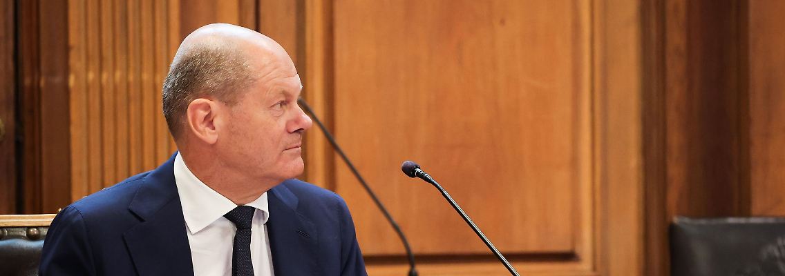 Bundeskanzler Olaf Scholz (SPD) sitzt auf seinem Platz auf der Senatsbank vor Beginn einer Sitzung des Parlamentarischen Untersuchungsausschusses "Cum-Ex".