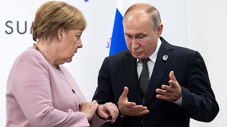 Altkanzlerin Angela Merkel am Rande des G20-Gipfels 2019 mit Kremlchef Wladimir Putin.