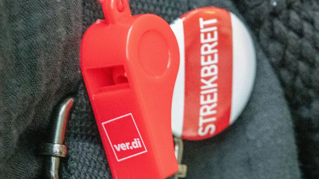 Eine-Bedienstete-der-Uniklinik-hat-neben-einer-Trillerpfeife-einen-Button-mit-der-Aufschrift-streikbereit