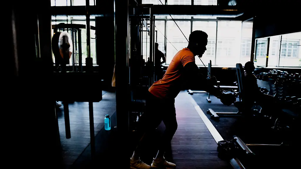 Ein-Mann-trainiert-in-einem-Fitnessstudio-in-Berlin-Der-Bund-der-Versicherer-BdV-haelt-einige-Regelungen-eines-Versicherungstarifs-der-Generali-Tochter-Dialog-Lebensversicherungen-fuer-intransparent