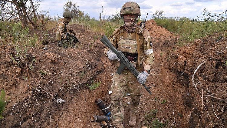 Russische Wagner-Söldner inspizieren aufgegebene Stellungen der ukrainischen Armee im Raum Bachmut.