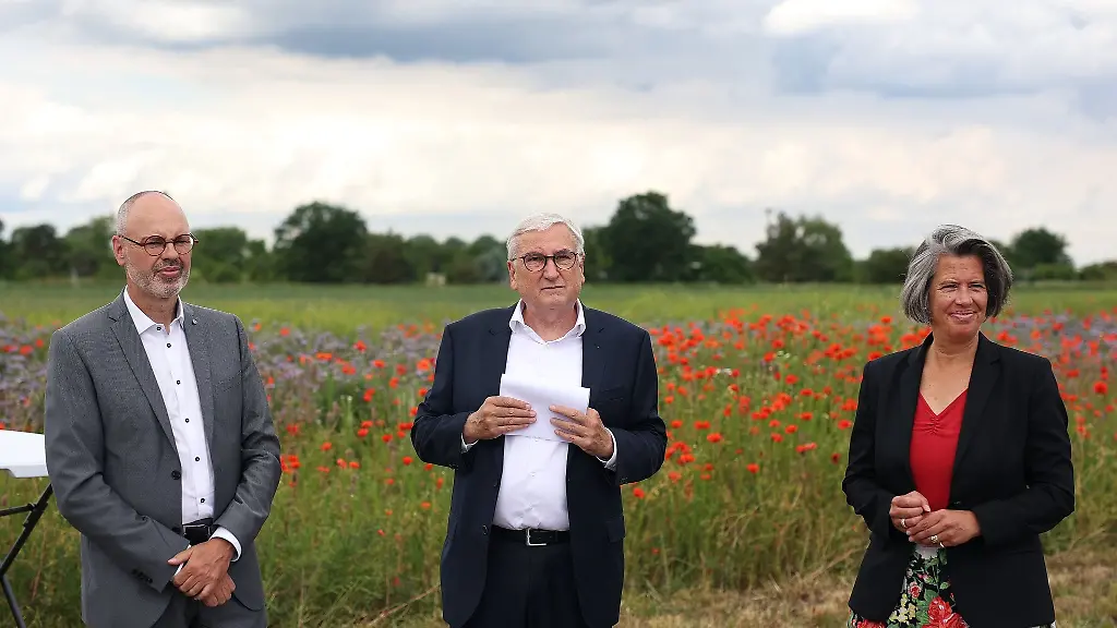 Sachsen-Anhalts-Innenministerin-Tamara-Zieschang-CDU-Finanzminister-Michael-Richter-CDU-M-und-der-Geschaeftsfuehrer-der-neu-gegruendeten-Immobilien-und-Projektmanagementgesellschaft-Sachsen-Anhalt-mbH-Thomas-Poege-stehen-in-Barleben-vor-dem-Gelaende-auf-dem-der-Neubau-des-Landeskriminalamts-LKA-Sachsen-Anhalt-entstehen-soll