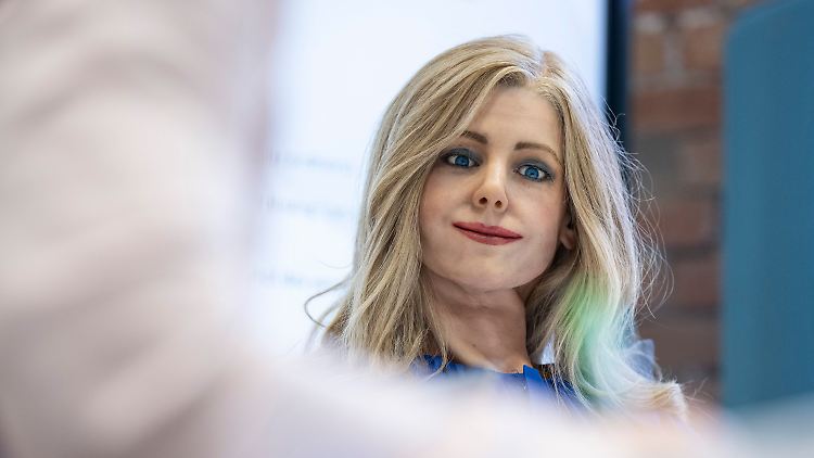 Lena nimmt an Konferenzen teil, ist kommunikativ und liefert eigene Vorschläge ab.