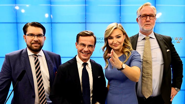 Der Parteichef der Schwedendemokraten, Jimmie Akesson (l-r), bei der gemeinsamen Pressekonferenz mit Ulf Kristersson, Parteivorsitzender der Moderaten Sammlungspartei, Ebba Busch, Parteivorsitzende der Christdemokraten und Johan Pehrson, Parteivorsitzender der Liberalen.