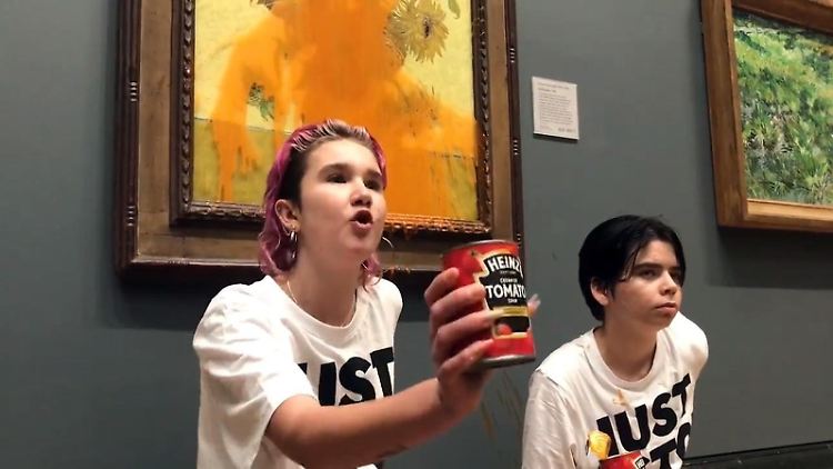 Zwei Demonstrantinnen auf einem von "Just Stop Oil" herausgegebenen Foto.
