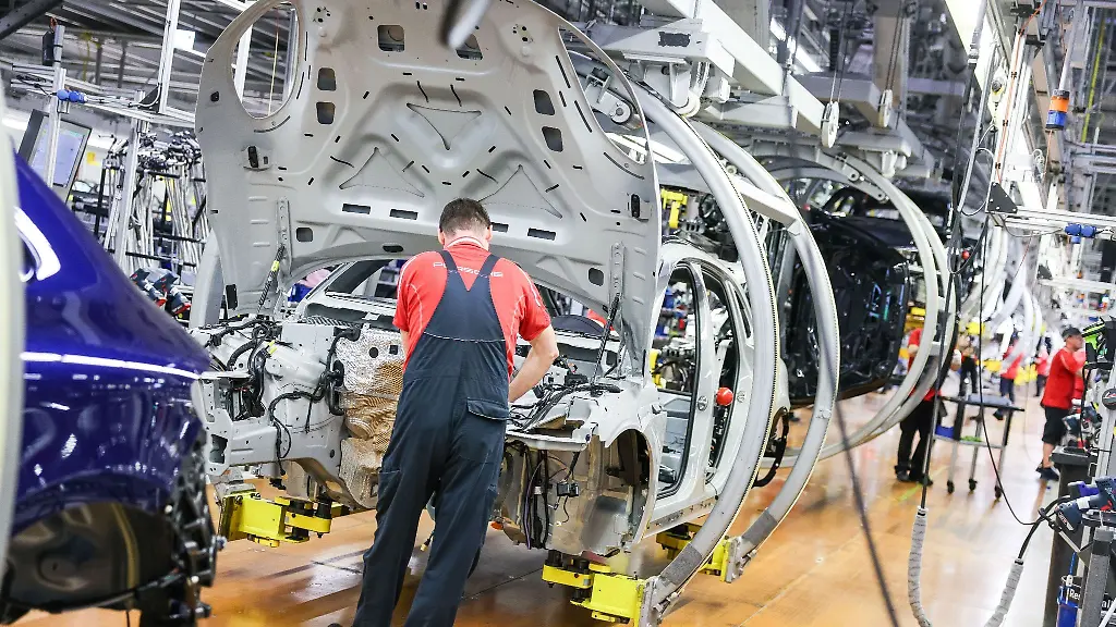 Ein-Mitarbeiter-arbeitet-in-einer-Autofabrik-an-einer-Karosserie