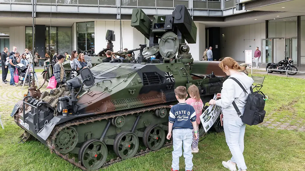 Besucher-stehen-beim-Tag-der-Bundeswehr-in-Hamburg-vor-einem-Wiesel-Kampfpanzer-der-Luftlandetruppen
