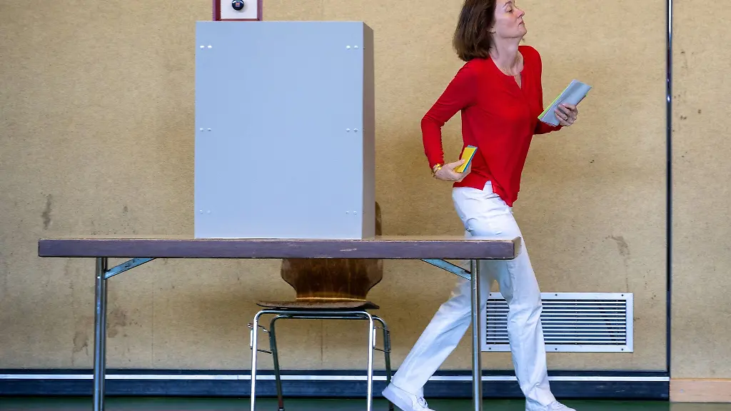 Katarina-Barley-SPD-Spitzenkandidatin-der-SPD-fuer-die-Europawahl-verlaesst-in-Schweich-die-Wahlkabine-um-ihre-Stimmen-abzugeben