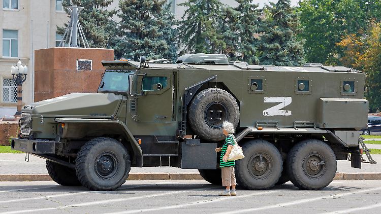 Straßenszene am Freitag in Cherson: Den russischen Truppen in der südukrainischen Großstadt steht wohl eine Entscheidungsschlacht bevor. 