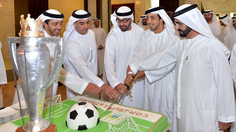 Mansour bin Zayed Al Nahyan (2.v.r.) feierte 2014 den Premier-League-Titel von Manchester City mit einer Torte.