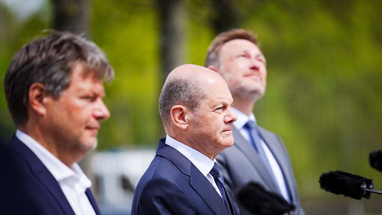Muss der Kanzler ein Machtwort sprechen oder gibt es einen Kompromiss? Scholz mit Habeck und Lindner auf der Mai-Klausur in Meseberg . 