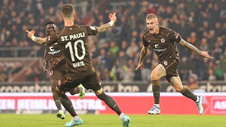 Eric Smith (rechts) bejubelt das 1:0 für den FC St. Pauli.