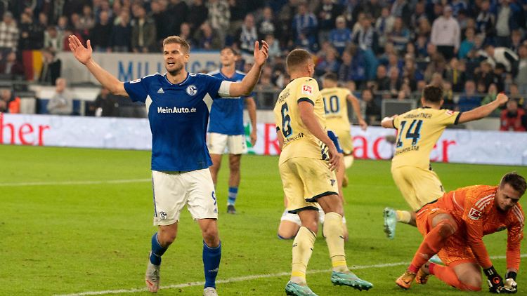 Simon Terodde kann es nicht fassen, Schalke verliert schon wieder.