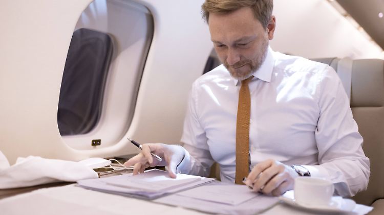 Lindner fliegt ohne den üblichen Komfort zurück nach Berlin.