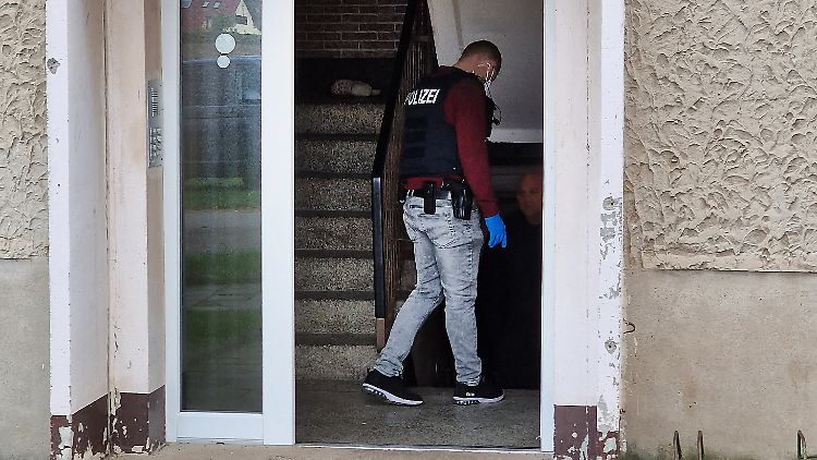 Die Polizei durchsuchte vier Wohnungen und ein Gartengrundstück. 