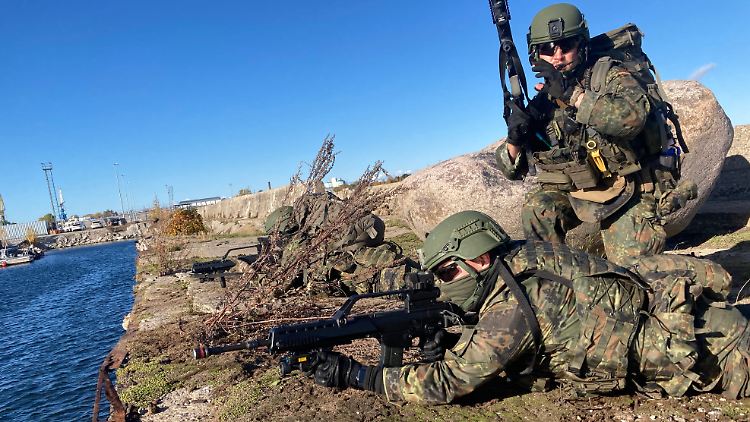 Soldaten üben eine Anlandeoperation in einer Hafenanlage im Rahmen der Übung "Baltic Tiger 2022".