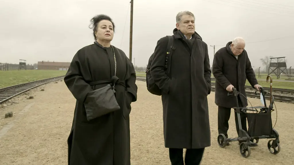 Die-Maya-Lasker-Wallfisch-Kai-Hoess-und-Hans-Juergen-Hoess-gehen-die-Gleise-in-ehemaligen-Vernichtungslager-Auschwitz-Birkenau-entlang-Maya-Lasker-Wallfisch-ist-die-Tochter-der-Auschwitz-Ueberlebenden-Anita-Lasker-Wallfisch-Kai-Hoess-und-Hans-Juergen-Hoess-sind-die-Nachkommen-von-Rudolf-Hoess-dem-Lagerkommandanten-von-Auschwitz