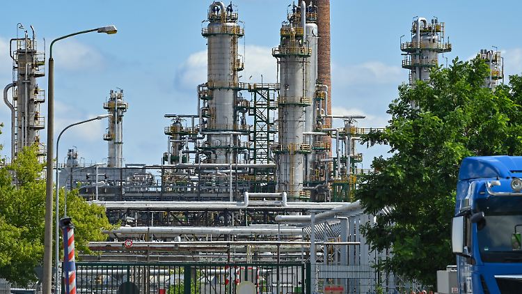 Auch die Raffinerie im brandenburgischen Schwedt wird über die Pipeline mit Öl versorgt.