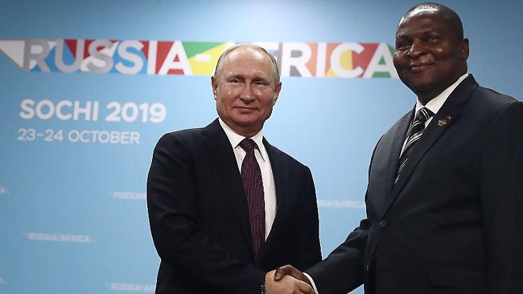 Kreml-Chef Putin und der Präsident der Zentralafrikanischen Republik, Faustin-Archange Touadera, bei einem von Moskau initiierten Afrika-Gipfel im Oktober 2019.