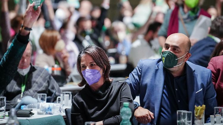 Baerbock und Nouripour erhalten für ihren außenpolitischen Kurs die Unterstützung der Partei.