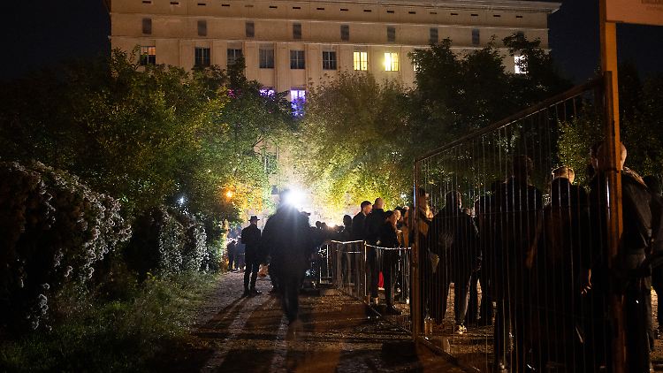 Vor dem Berghain bilden sich für gewöhnlich lange Schlangen.