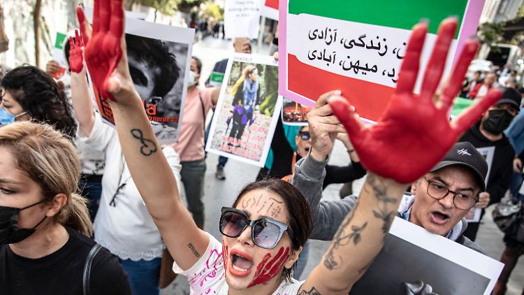 Weltweit - wie hier in Istanbul vor wenigen Tagen - solidarisieren sich vor allem Frauen mit den Protesten im Iran.