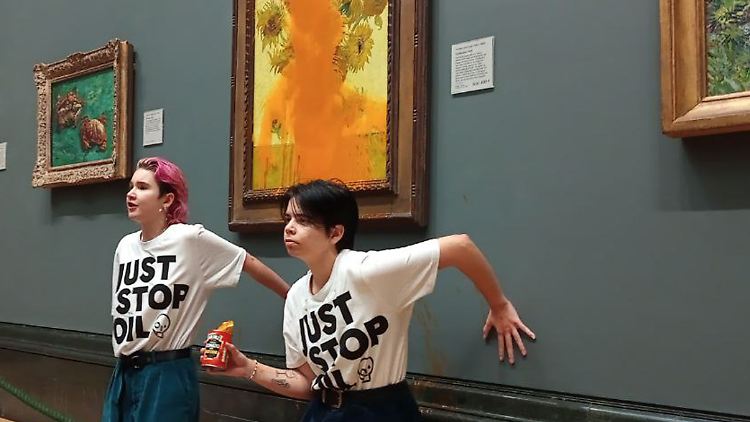 Die beiden Aktivistinnen klebten sich auch an eine Wand des Museums.