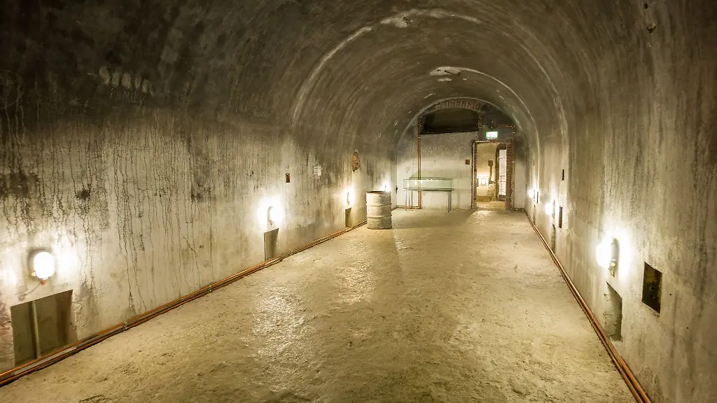 Besucher-gehen-durch-einen-unterirdischen-Bunker-der-dem-NS-Dokumentationszentrum-Obersalzberg-angeschlossen-ist