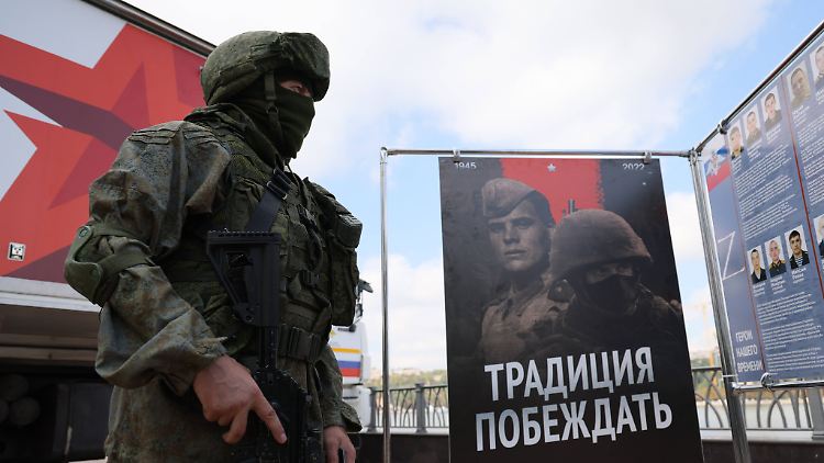 Propaganda bei einer Rekrutierungsaktion in Russland (Symbolbild). Der Truppenübungsplatz in Belgorod wird zur Ausbildung Freiwilliger genutzt.