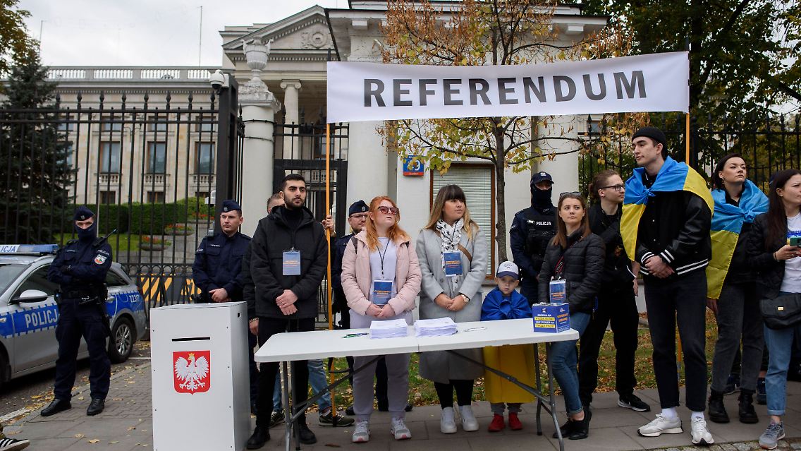 Vor der russischen Botschaft in Warschau konnte man für das Schein-Referendum seine Stimme abgeben.