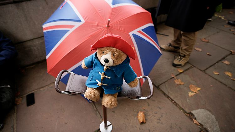 Viele Trauernde hatten Paddington-Plüschbären zum Gedenken an die Queen niedergelegt.