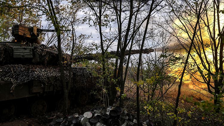 Ein ukrainischer Panzer T-64 feuert bei Bachmut in die Richtung der russischen Truppen.