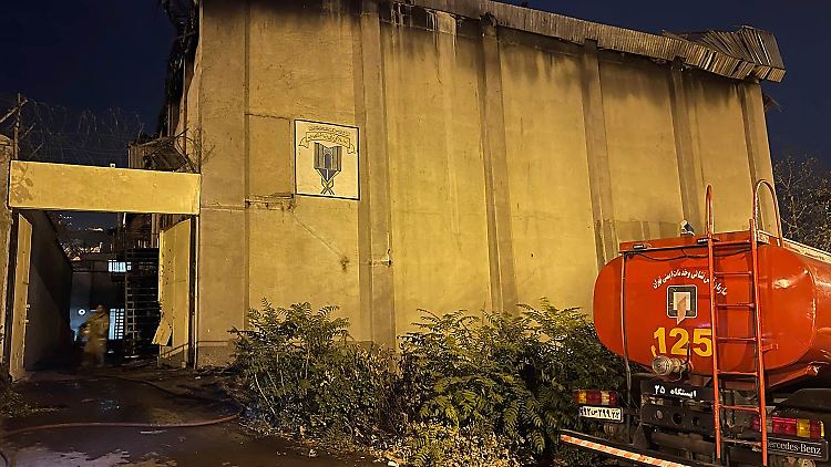 Zu dem Brand sei es nach einem internen Konflikt im Gefängnis gekommen, erklärte Teherans Staatsanwalt.