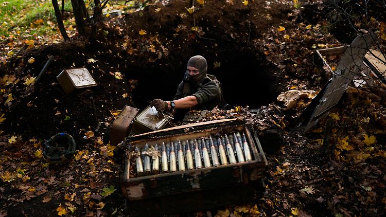 Ein ukrainischer Kämpfer mit erbeuteter russischer Munition.