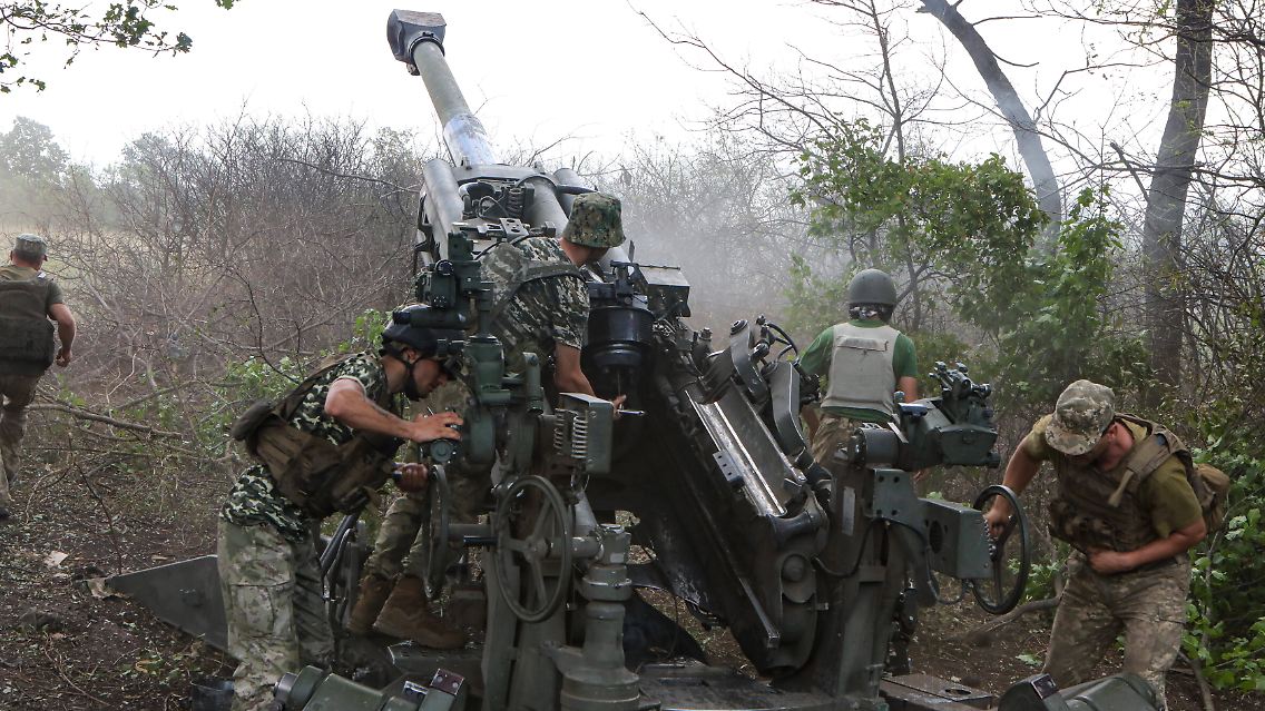 Soldaten der ukrainischen Artillerie feuern aus einer US-Haubitze M777.