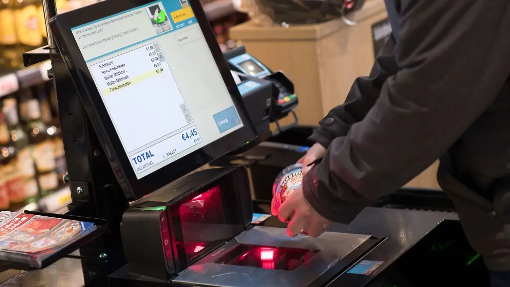 Ein-Mann-scannt-im-Edeka-Markt-in-Kassel-Lebensmittel-an-einer-SB-Kasse