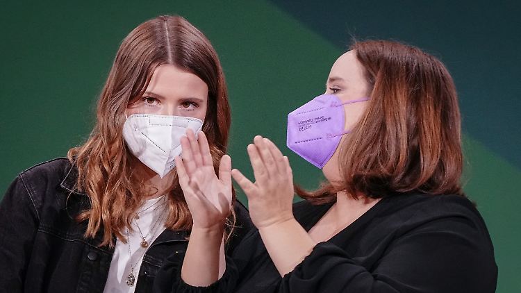 Nach Neubauers kritischer Rede bemüht sich Grünen-Chefin Lang (r.) um gute Stimmung.