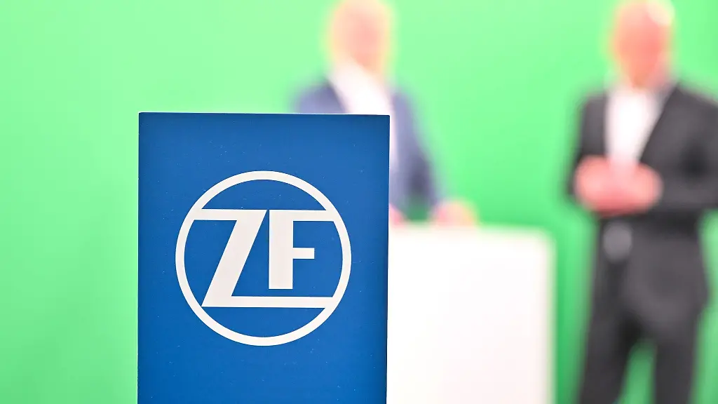 Das-Logo-des-Technologiekonzerns-ZF-ist-vor-der-Bilanzpressekonferenz-zu-sehen