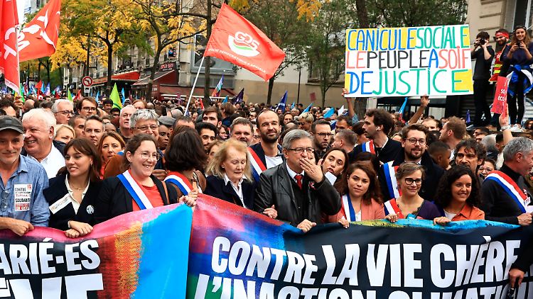 Die designierte Literaturnobelpreisträgerin Annie Ernaux (Mitte links) und der linke Politiker Jean-Luc Mélenchon (Mitte rechts) führten den Demozug an.