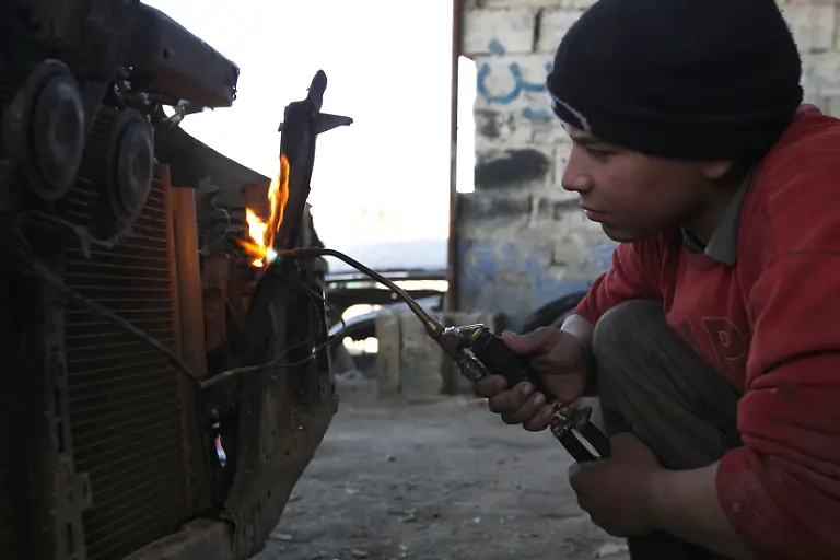 2014-02-05T120000Z-714900799-GM1EA26063301-RTRMADP-3-SYRIA-CRISIS